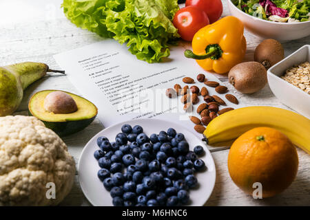 Plan de régime équilibré avec des aliments sains sur la table Banque D'Images