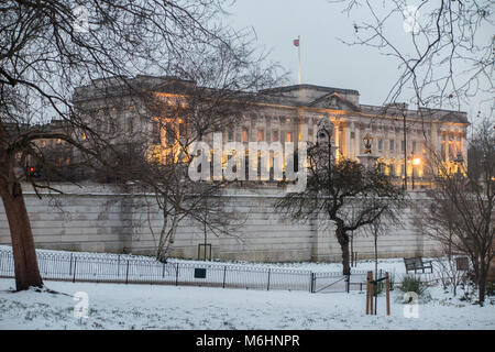 St James's Park et Buckingham Palace dans la neige Banque D'Images