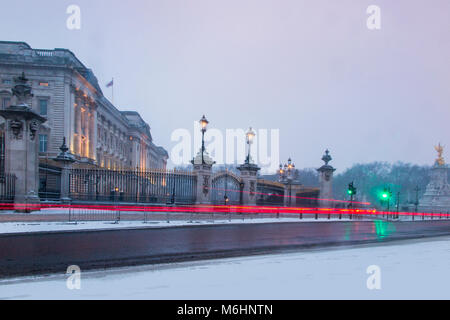 Le palais de Buckingham dans la neige Banque D'Images