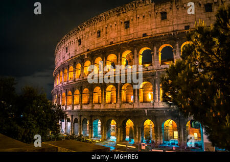 Colisée illuminé dans la nuit à Rome en Italie au cours de l'heure d'été Banque D'Images