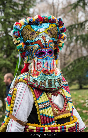 Kukeri, les mimes effectuer avec des costumes rituels et de grandes cloches, destiné à faire fuir le mal Banque D'Images