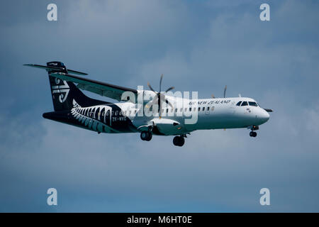 Avion turbopropulseur de passagers ATR d'Air New Zealand atterrissant à l'aéroport de Wellington, Nouvelle-Zélande Banque D'Images