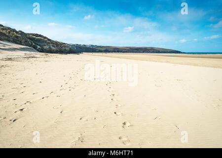 Des traces de pas dans le sable sur la plage de Crantock en Newquay Cornwall. Banque D'Images