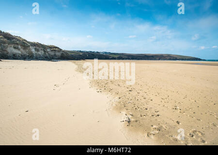 Des traces de pas dans le sable sur la plage de Crantock en Newquay Cornwall. Banque D'Images