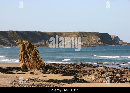 La côte spectaculaire et plage de Cullen Bay au nord-est 250 dans l'Aberdeenshire, en Écosse. Banque D'Images