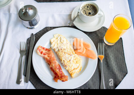 Délicieux petit déjeuner sain sur la table à café en plein air Banque D'Images