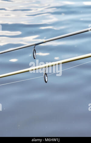 Close up photo de deux cannes à pêche guides, faible profondeur de champ. Banque D'Images