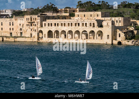 Voiliers en face de fort Manoel, La Valette, Malte, Europe. Banque D'Images