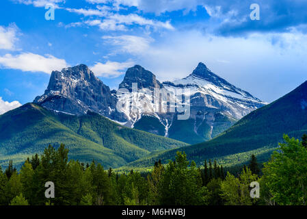 Les trois Sœurs, des pics de montagne, Canmore, Alberta, Canada Banque D'Images