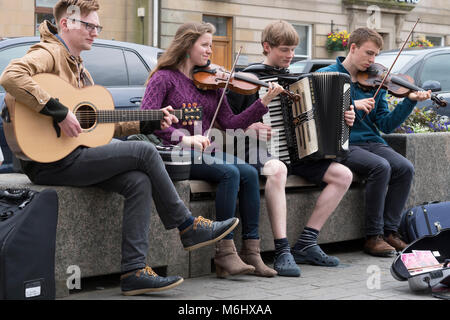 Ecosse - Festival de jeunes musiciens traditionnels Rois région des Highlands à arrêter de busk Kelso, Scottish Borders, de promouvoir une tournée. Banque D'Images