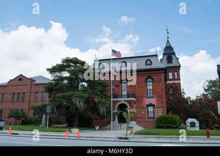 New Bern en Caroline Court House Building dans le centre-ville historique en bord de ville. Brique rouge contre un brillant ciel bleu rempli de white couds. Banque D'Images