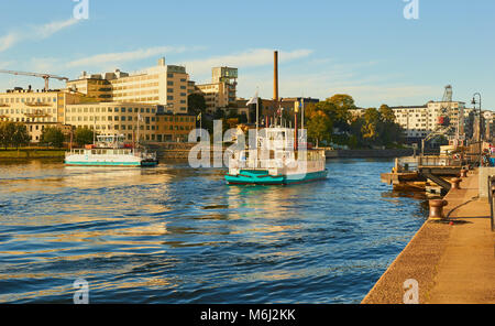 Deux ferries, Hammarby Sjostad eco quartier un pionnier dans le développement durable, le lac Hammarby, Stockholm, Suède, Scandinavie. Banque D'Images