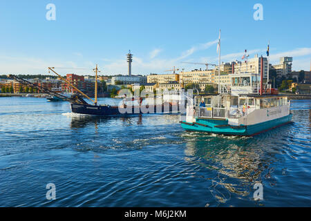 Ferry Boat and barge, Hammarby Sjostad eco quartier un pionnier dans le développement durable, le lac Hammarby, Stockholm, Suède, Scandinavie. Banque D'Images