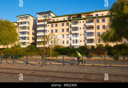 Cycliste de flou, Hammarby Sjostad eco quartier un pionnier dans le développement durable, le lac Hammarby, Stockholm, Suède, Scandinavie. Banque D'Images