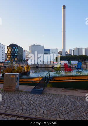 Des chaises sur le pont du chaland au lever du soleil, Hammarby Sjostad eco quartier un pionnier dans le développement durable, le lac Hammarby, Stockholm, Suède Banque D'Images