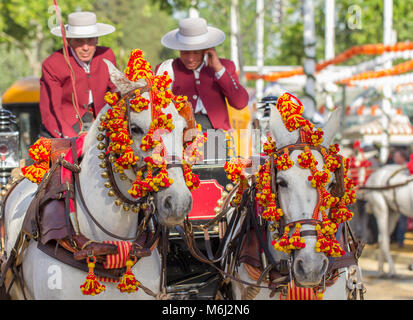 Séville, ESPAGNE - Avril 2014 : les gens en costumes traditionnels de l'équitation dans des conditions équitables, avril 2014, à Séville, Espagne Banque D'Images