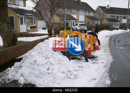 Mars 2018 - le blocage de la route à chaussées neige travaille dans le Somerset village de Cheddar. Banque D'Images