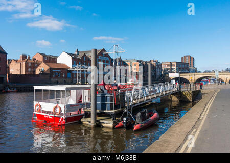 Une ville croisière Bateau amarré au Kings Staith Atterrissage sur la rivière Ouse, dans le centre-ville de York Banque D'Images