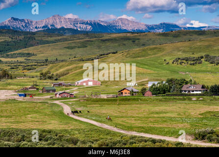 Les bâtiments du ranch dans contreforts des Rocheuses canadiennes, visible dans loin, près de Longview, Alberta, Canada Banque D'Images