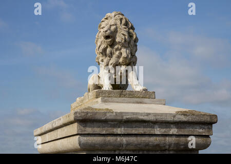 Statue de Lion sur l'Égypte Esplanade, Cowes, île de Wight, Royaume-Uni Banque D'Images