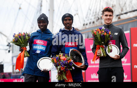 Mo Farah (centre) gagnant de la vitalité demi aux côtés de deuxième placé Daniel Wanjiru, (à gauche) et troisième placé Callum Hawkins, (à droite) au cours de l'épanouissement demi dans le centre-ville de Londres. Banque D'Images