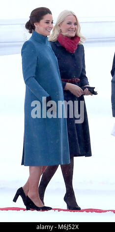 Le duc et la duchesse de Cambridge, arriver à l'aéroport Gardermoen d'Oslo et sont accueillis par le Prince Haakon et la princesse héritière Mette-Marit avec : Catherine, duchesse de Cambridge, Catherine Middleton, Kate Middleton, la princesse héritière Mette-Marit Où : Oslo, Norvège Quand : 01 Feb 2018 Crédit : John Rainford/WENN.com Banque D'Images