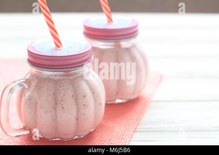 Smoothie aux fraises en bonne santé dans un pot Mason un mug Banque D'Images