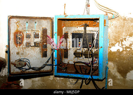 Vieux démantelé et Rusty panneau électrique assemblée sur une usine abandonnée et détruite dans un contexte de chaos. La destruction et le vandalisme. Ukraine Banque D'Images