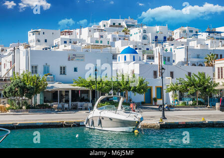 La ville de Naoussa, PAROS, GRÈCE, juillet 2017 : Naoussa village de l'île de Paros, Cyclades est une des plus belles destinations d'été dans la région de Gee Banque D'Images