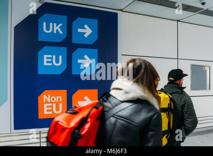 Les passagers marche dernières signer avant de passer le contrôle de l'immigration a tr Banque D'Images