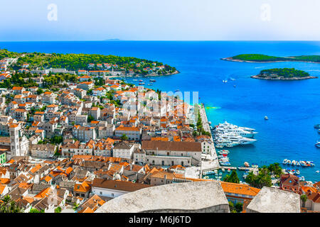 Vue d'été de l'antenne au fameux paysages de la ville de Hvar, Croatie Mer Méditerranée. Banque D'Images