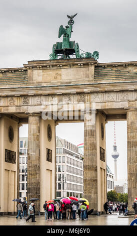 La porte de Brandebourg est un 18e siècle monument néo-classique à Berlin Banque D'Images