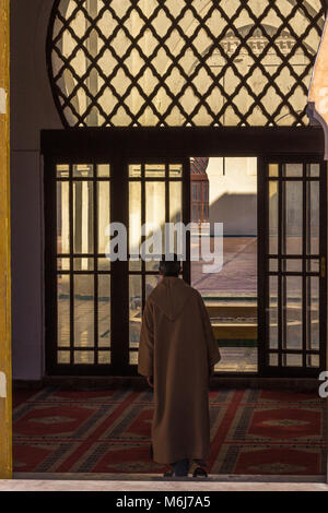 L'homme entre dans la mosquée de la Kasbah, Rue de la Kasbah, Marrakech, Maroc Banque D'Images