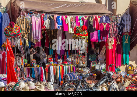 Boutique de souvenirs à proximité de mosquée de la Kasbah, Rue de la Kasbah, Marrakech. Vendre des vêtements traditionnels, des bijoux, des écharpes. Banque D'Images