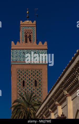 Le minaret de la mosquée de la Kasbah, montrant des merlons au-dessus d'une rangée de modillons et chercher motif pattern Banque D'Images