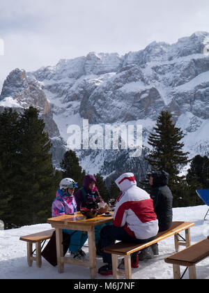 Assis à l'extérieur de la famille dans les Dolomites italiennes Banque D'Images