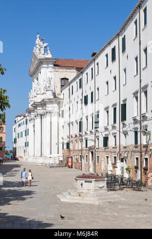 Campo Gesuiti, Cannaregio, Venise, Vénétie, Italie avec la façade baroque de l'ChiesaGesuiti ou l'église de Santa Maria Assunta et l'ancien puits h Banque D'Images