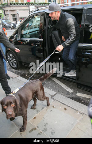 Anthony McPartlin et Declan Donnelly arrivant à la 3e journée de Britain's Got Talent auditions avec leurs chiens en vedette : Anthony McPartlin Où : London, Royaume-Uni Quand : 01 Feb 2018 Credit : WENN.com Banque D'Images