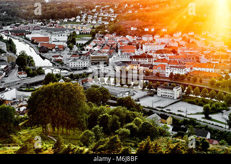 Soleil sur un quartier traditionnel norvégien. Vue sur une belle ville en Suède avec de nombreuses maisons et rues pendant le coucher du soleil. Banque D'Images