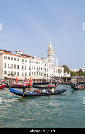Plusieurs gondoles auprès des touristes dans le Grand Canal, Basino San Marco près de l'arrêt de vaporetto de San Marco, Venise, Italie avec le Monaco Grand Canal Hotel Banque D'Images