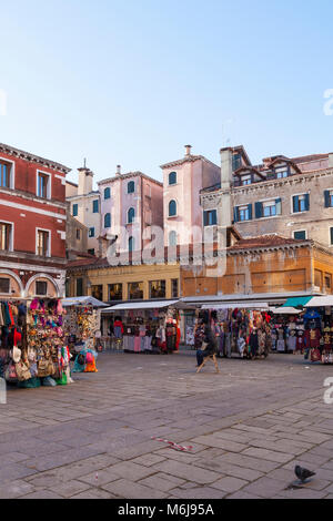 Campo Bella Vienna au coucher du soleil, Rialto Mercato, San Polo, Venise, Vénétie, Italie avec des vendeurs de rue qui vend des souvenirs et architecture colorée Banque D'Images