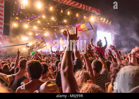 Regarder les gens d'un concert au festival Sziget à Budapest, Hongrie Banque D'Images