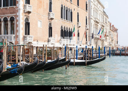 Gondoles couvertes de neige à Santa Maria del Giglio, sur le Grand Canal, Venise, Vénétie, Italie, au cours de la météo en janvier avant de Sibérie dans une victoire à froid Banque D'Images