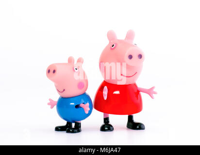 Tambov, Fédération de Russie - 16 décembre 2015 Peppa Pig et George Cochon toy caractères sur fond blanc. Studio shot. Banque D'Images