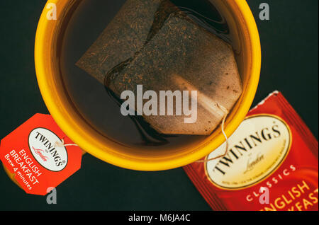 Tambov, Fédération de Russie - Août 28, 2017 tasse de thé Twinings English Breakfast avec sachet de thé. Fond noir. Vue d'en haut. Studio shot. Banque D'Images