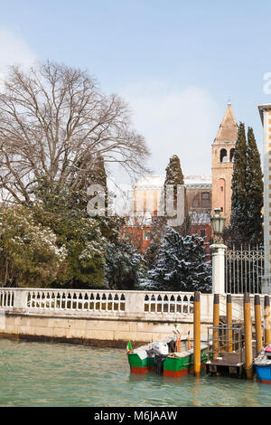 Neige de l'hiver à Venise, Vénétie, Italie en vue de Chiesa San Vidal et le jardin du palais Cavalli-Franchetti sur le Grand Canal, San Marco duri Banque D'Images