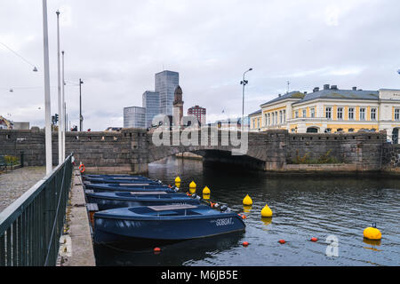 Malmö, Suède - 23 octobre 2016 : Bateaux sur une rivière à Malmo, Suède. Banque D'Images