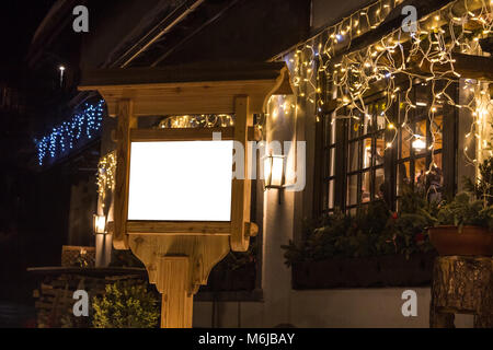 Restaurant en bois affiche à l'extérieur nuit Lumières Banque D'Images