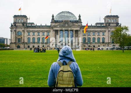 Jeune femme avec sac à dos à la construction au Bundestag à Berlin. Étudiant Erasmus, études à l'étranger et concept touristique. Banque D'Images