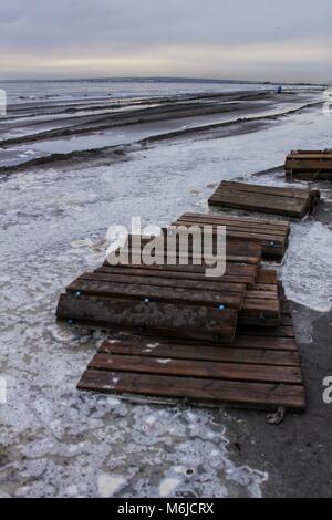 Plage inondée après la tempête et passerelle en bois cassée à Alicante, Espagne Banque D'Images